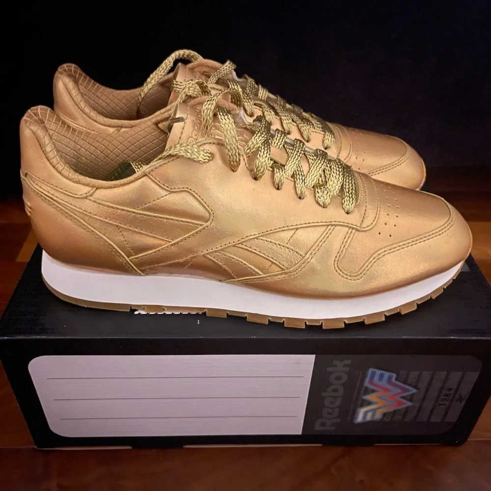 NIB Wonder Woman 84 Classic Reebok MEN’S 11 - Picture 2 of 8